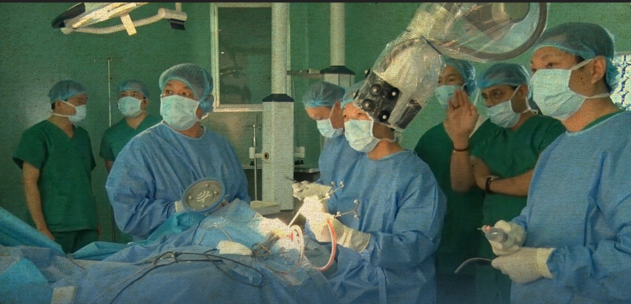 A group of doctors perform a surgery using computer-assisted technology. Photo: Tuoi Tre