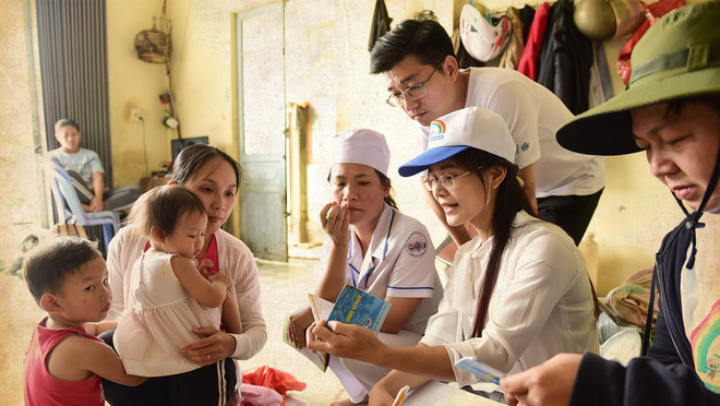 Nguyen Thi Huyen and crew explains the vaccination procedure and retrieve medical information on the locals. Photo: Tuoi Tre