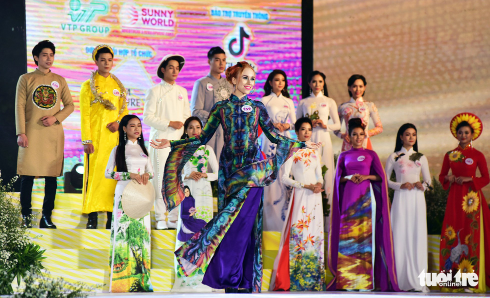 Estonian contestant Lisimasi Ran wows the audience with her elegance in ao dai. Photo: Duyen Phan / Tuoi Tre