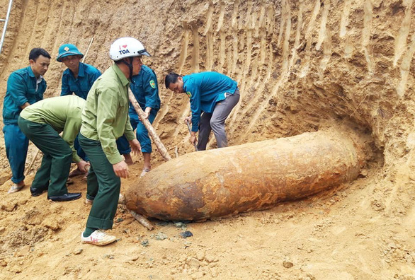 Officers clear an unexploded bomb in Nghe An, north-central Vietnam, March 4, 2019. Photo: Sy Thang / Tuoi Tre