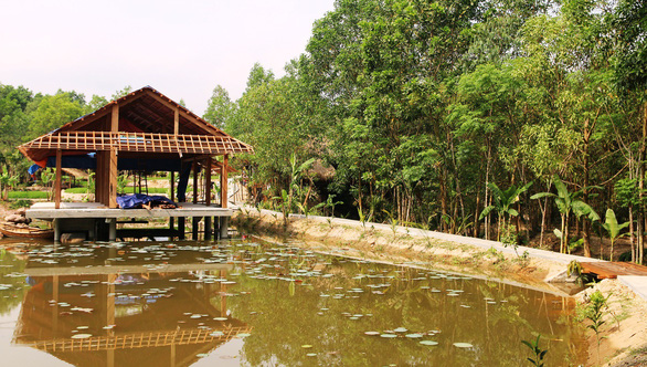 A cabin is being built in the middle of a pond. Photo: Le Trung / Tuoi Tre