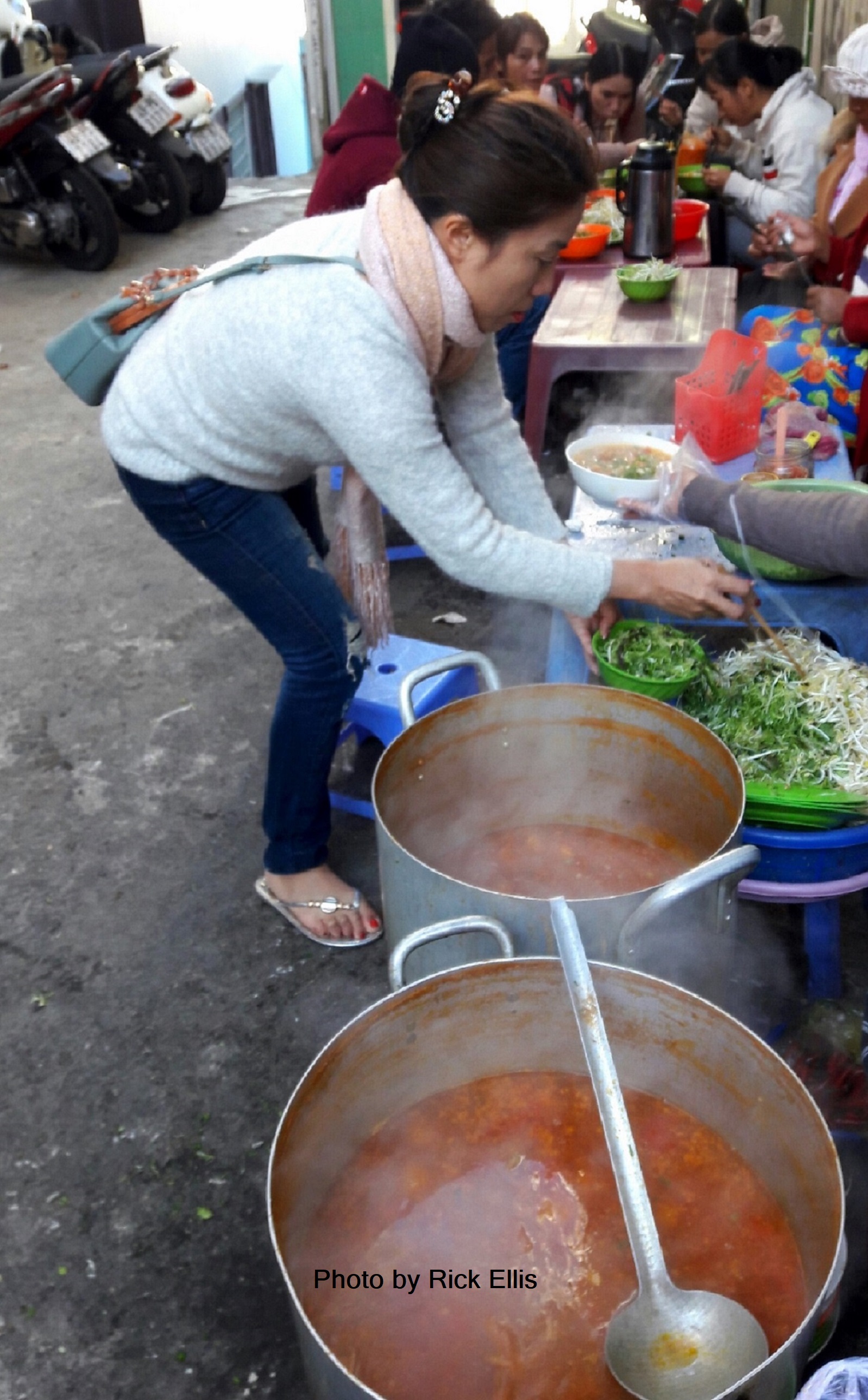 Phuong to the rescue at the crab noodle soup stand