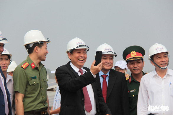 Deputy Prime Minister Truong Hoa Binh takes photos of the project on his cellphone. Photo: Trung Tan / Tuoi Tre
