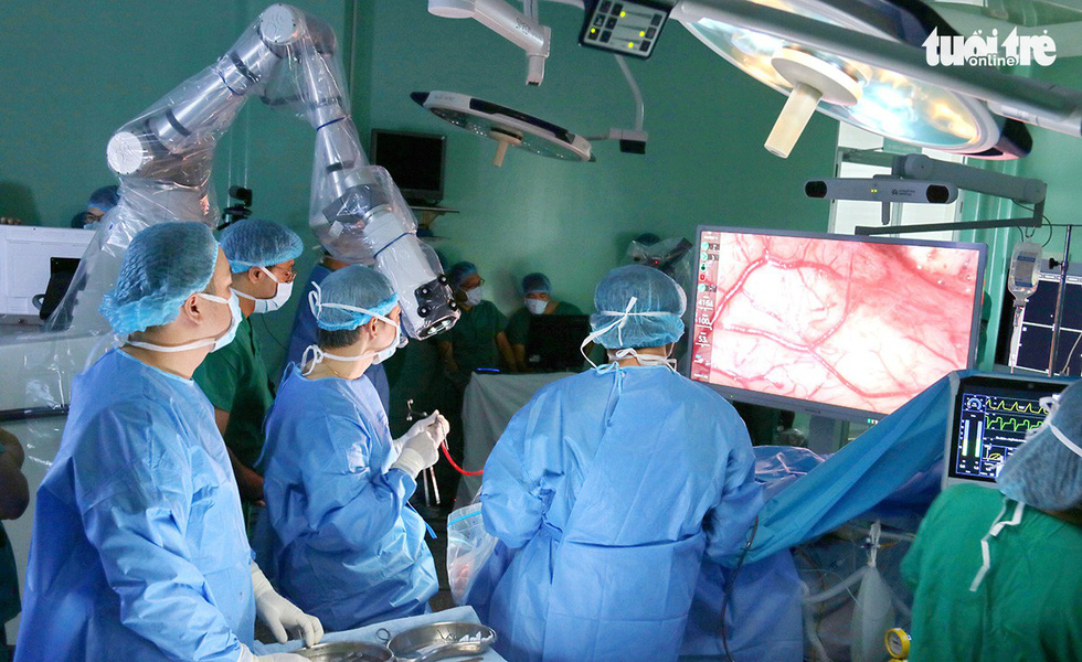 Doctors perform surgery using robotic arms at the 115 General Hospital in Ho Chi Minh City. Photo: 115 General Hospital