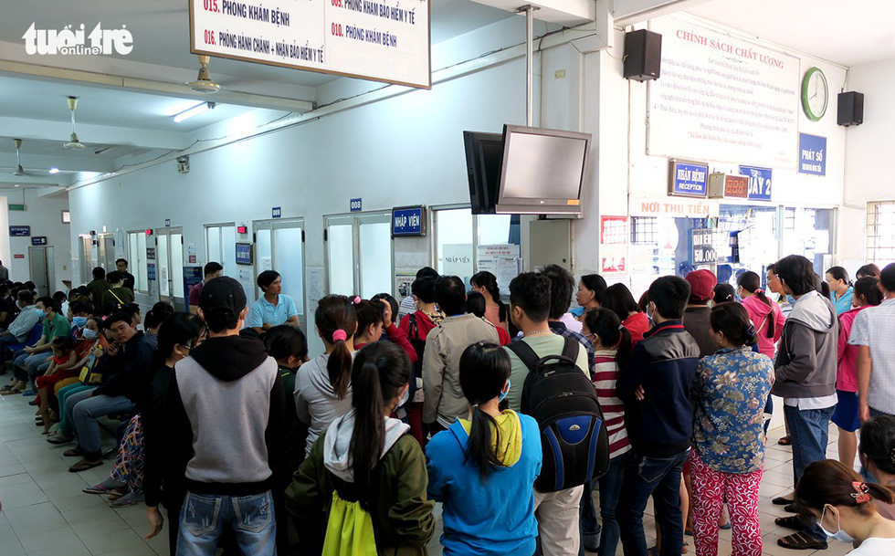 Patients queue to pay hospital fees at a hospital in Ho Chi Minh City. Photo: T.T.D. / Tuoi Tre