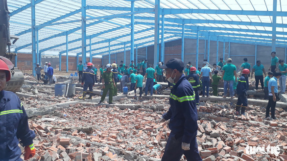 People search for trapped laborers following a wall collapse in Vinh Long Province, southern Vietnam, March 15, 2019. Photo: Thanh Nam / Tuoi Tre