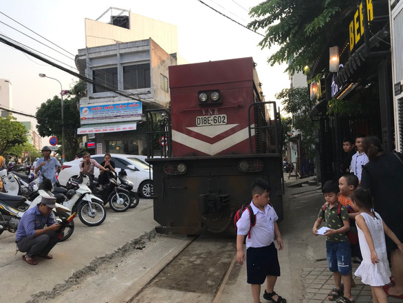 A locomotive stops as a car is parked on the railway in Da Nang, central Vietnam, March 20, 2019. Photo: Ha Chau / Tuoi Tre