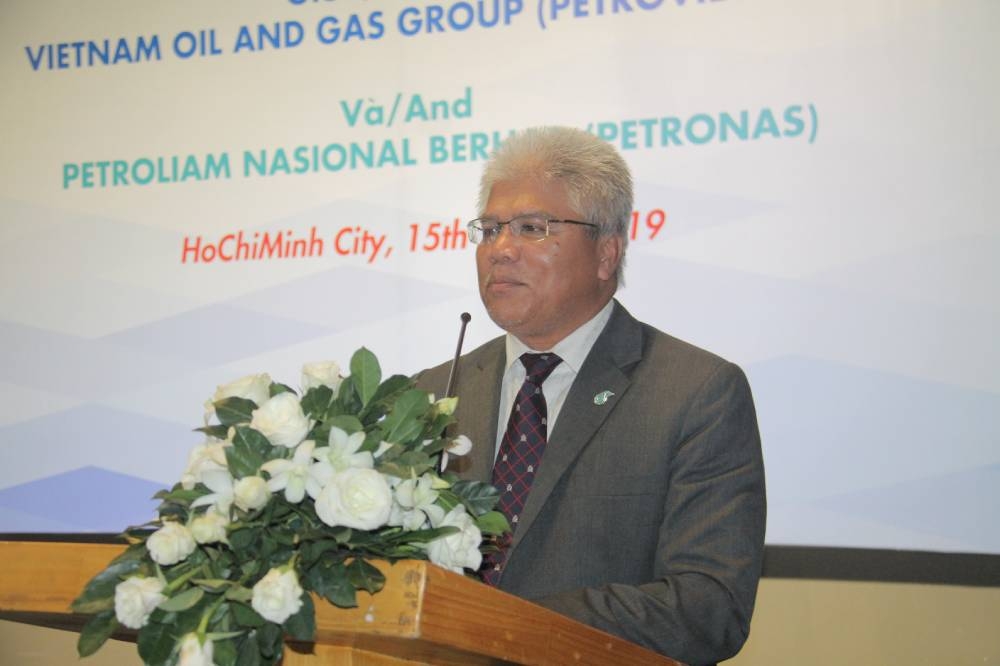 Maliki Kamal Yasin, vice president of Petronas, delivers a speech at the event.