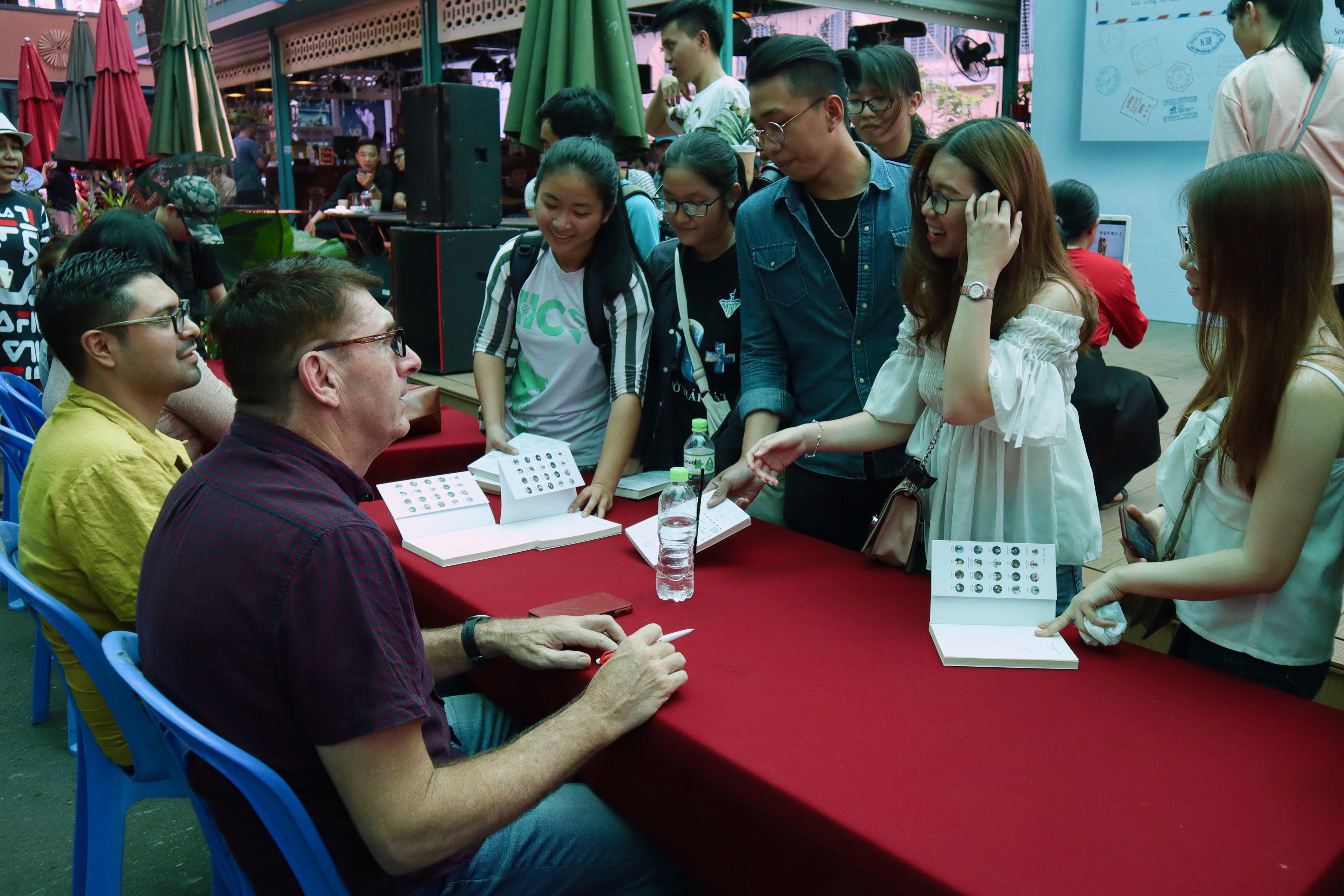 Readers come to the book presentation event to have their books signed. Photo: Ha My / Tuoi Tre News