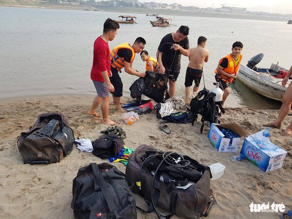 Rescue worker ready themselves to find eight missing children at a river in Hoa Binh Province, northern Vietnam, March 21, 2019. Photo: Hai Tran / Tuoi Tre