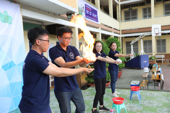 A group of students present their research on setting hands on fire without getting burnt at a science fair at Nguyen Thai Binh High School in Tan Binh District, Ho Chi Minh City, March 23, 2019. Photo: Nhu Hung / Tuoi Tre