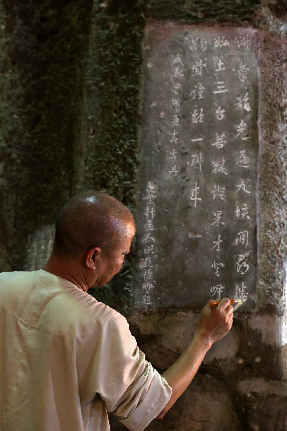 A researcher restore engravings at the Ngu Hanh Son Mountains in Da Nang. Photo: Nguyen Van Thinh / Tuoi Tre