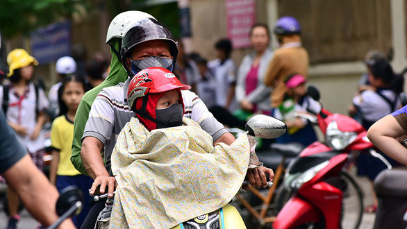 A child is protected from the sun while being outside in Ho Chi Minh City. Photo: Duyen Phan / Tuoi Tre