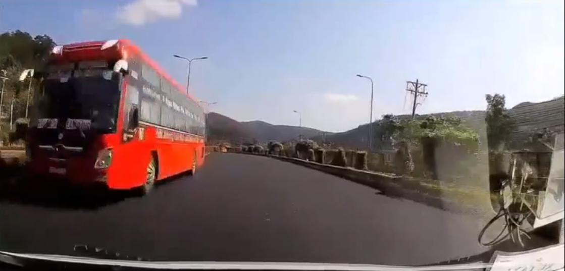 Sleeper bus driver fined for wrong-way driving along Da Lat expressway