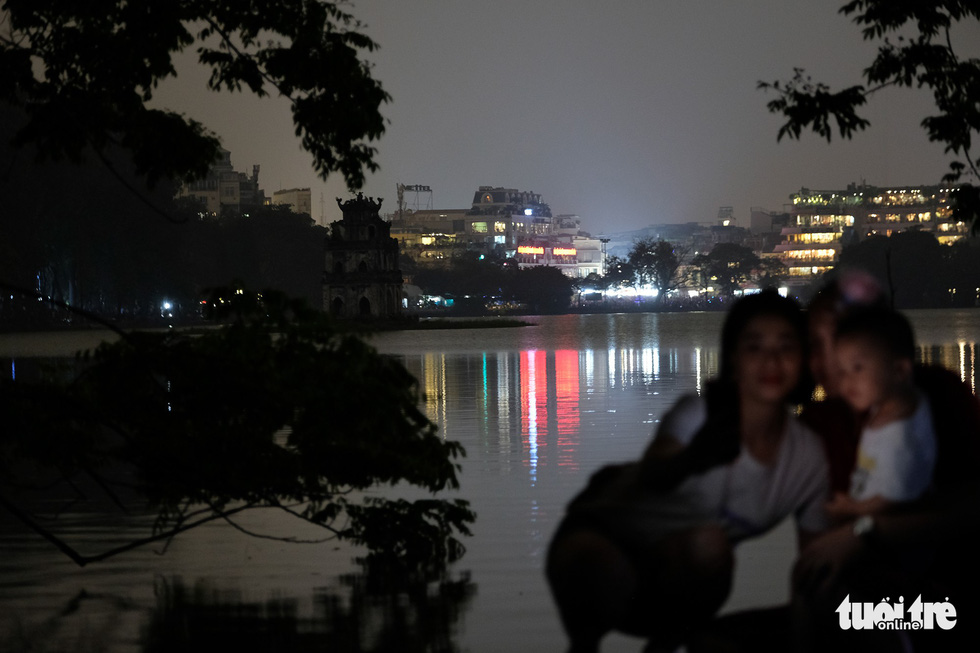 A street along Hoang Kiem Lake during the Earth Hour. Photo: Nam Tran / Tuoi Tre