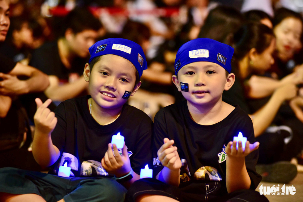 Two young boys take part in the Earth Hour campaign in Ho Chi Minh City. Photo: Duyen Phan / Tuoi Tre