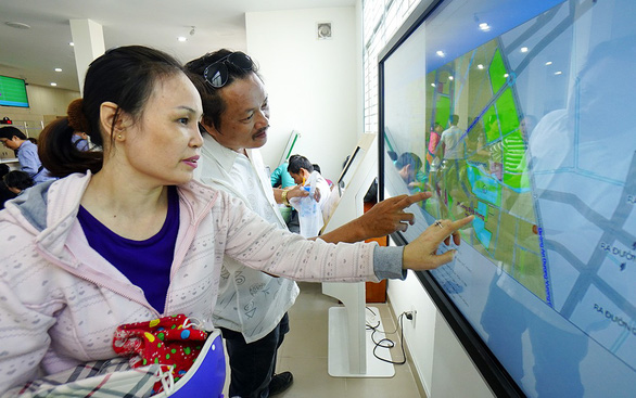 Residents look up information on the planning of Binh Tan District, Ho Chi Minh City via an online portal. Photo: Quang Dinh / Tuoi Tre