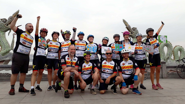 H2H Charity Ride participants pose for a group photo in Hanoi, March 30, 2019. Photo: Khuong Xuan / Tuoi Tre