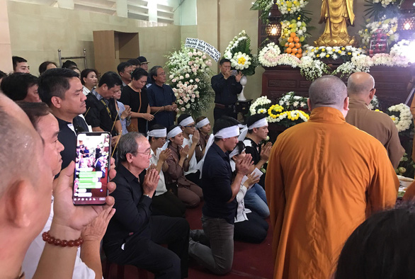‘Citizen reporters’ cause disturbance for live-streaming funeral of Vietnamese comedian