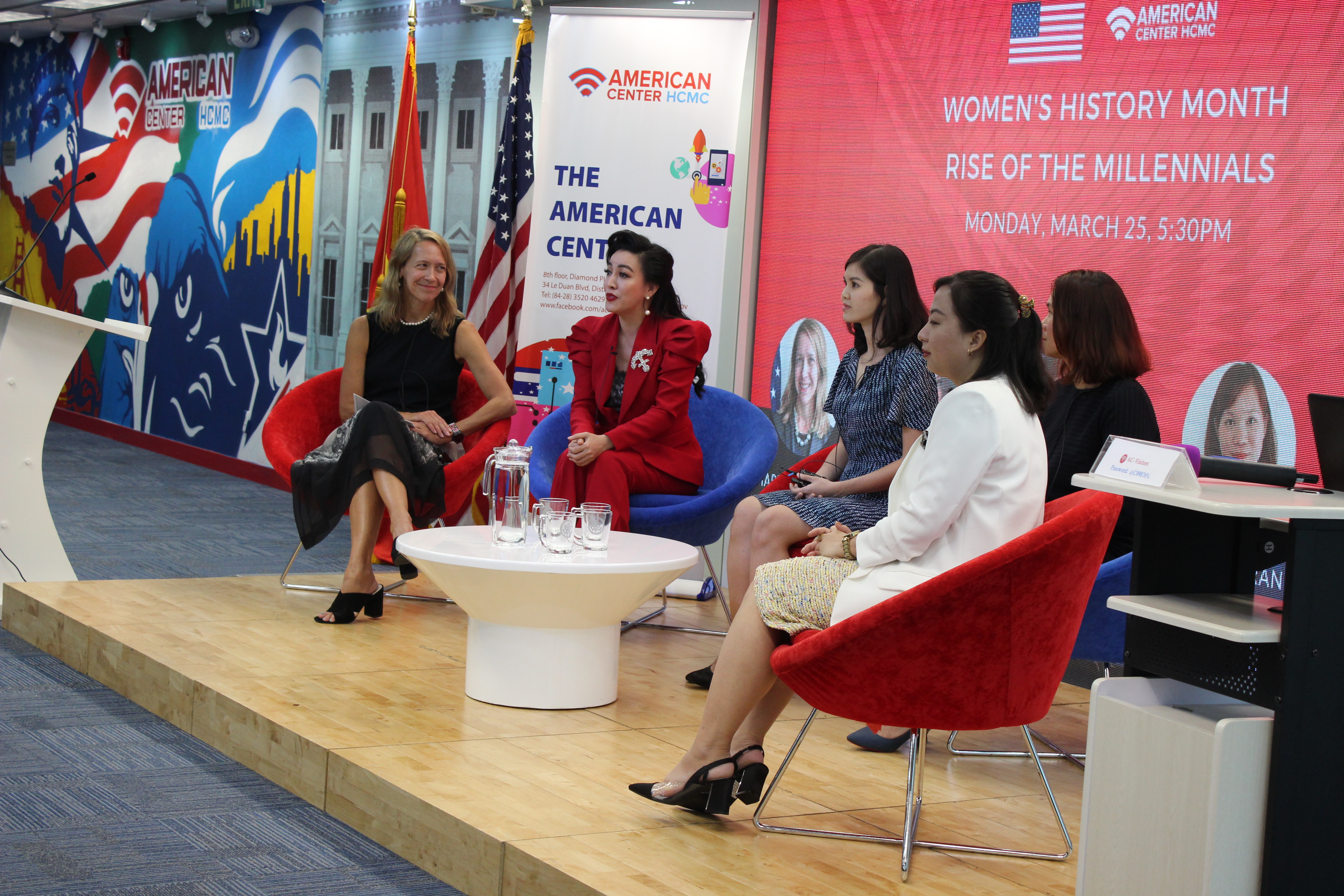 Duong Thu Huong (second from the left), CEO of Forbes Vietnam and IDG Ventures Vietnam, talks during the panel discussion on March 23, 2019. Photo: Tuoi Tre News