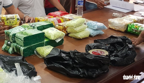 <em></noscript>Drugs of the illegal ring are confiscated by police officers</em>. Photo: Buu Dau / Tuoi Tre”/><figcaption><em>Drugs of the illegal ring are confiscated by police officers</em>. Photo: Buu Dau / Tuoi Tre</figcaption></figure><p>About 6,850 pills of alleged synthetic drugs and one kilogram of alleged crystal meth were found at their homes.</p><p>The arrests were made shortly after Du Quoc Cuong, 29, and Trinh Cong Nghia, 41, were nabbed on Saturday evening as they were crossing the border from Cambodia into An Giang Province on a motorcycle.</p><figure class=