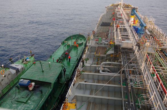 The South Korean and Vietnamese ships are caught transferring fuel on April 14, 2019. Photo: N.C. /Tuoi Tre