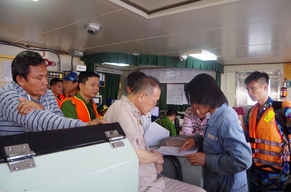 Kim Chong Hun, captain of the M/T Pioneer Spirit, works with Vietnamese officers. Photo: N.C. /Tuoi Tre