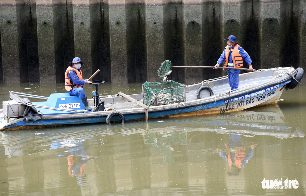 Workers collect dead fish from the Nhieu Loc – Thi Nghe canal in Ho Chi Minh City on April 18, 2019. Photo: Duyen Phan / Tuoi Tre