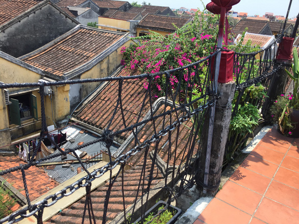 A robe fence is installed on a rooftop of an ancient house in Hoi An Town to prevent customers from climbing onto the roof of the next-door house. Photo: B.D / Tuoi Tre