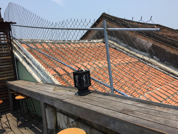 A steel fence is installed on a rooftop of an ancient house in Hoi An Town to prevent customers from climbing onto the roof of the next-door house. Photo: B.D / Tuoi Tre