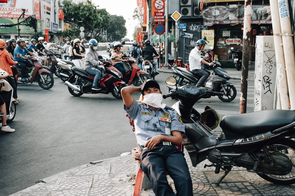 A photo depicting a security guard wearing a gauze mask because of the polluted air by Rodrigo Soto.