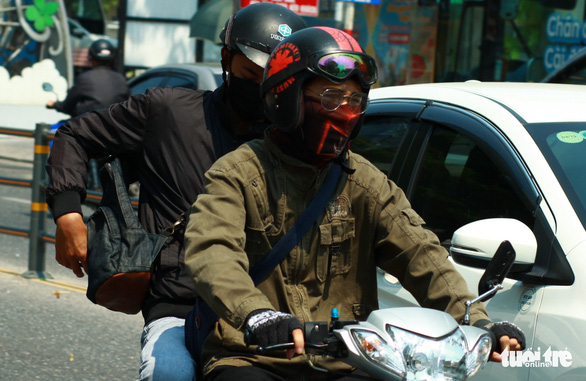Commuters wear protective clothing in the central city of Da Nang on April 20, 2019. Photo: Tan Luc / Tuoi Tre