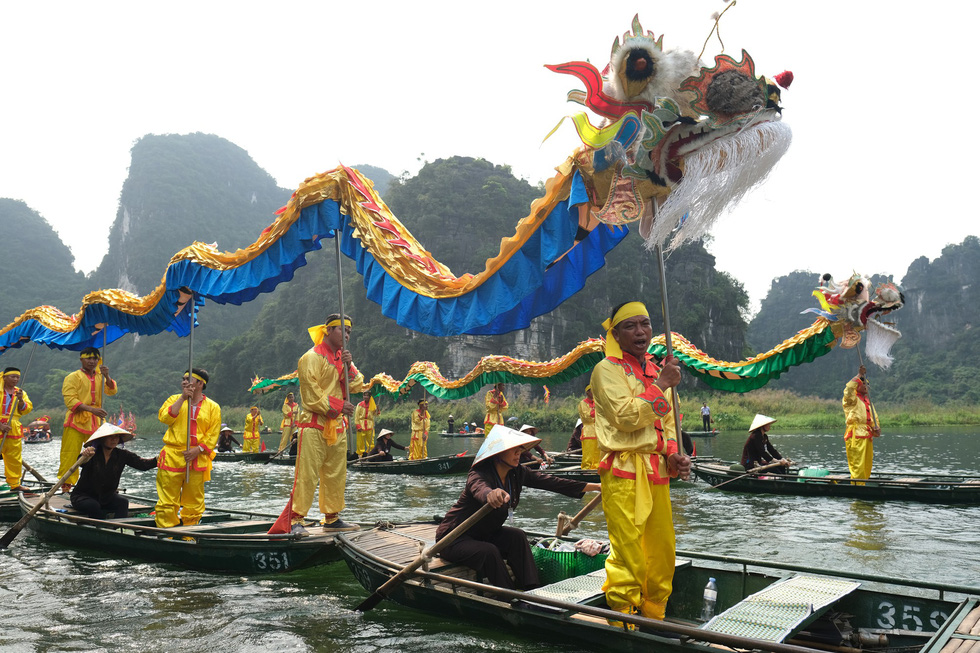 A parade takes place along the river during the festival. Photo: Mai Thuong / Tuoi Tre