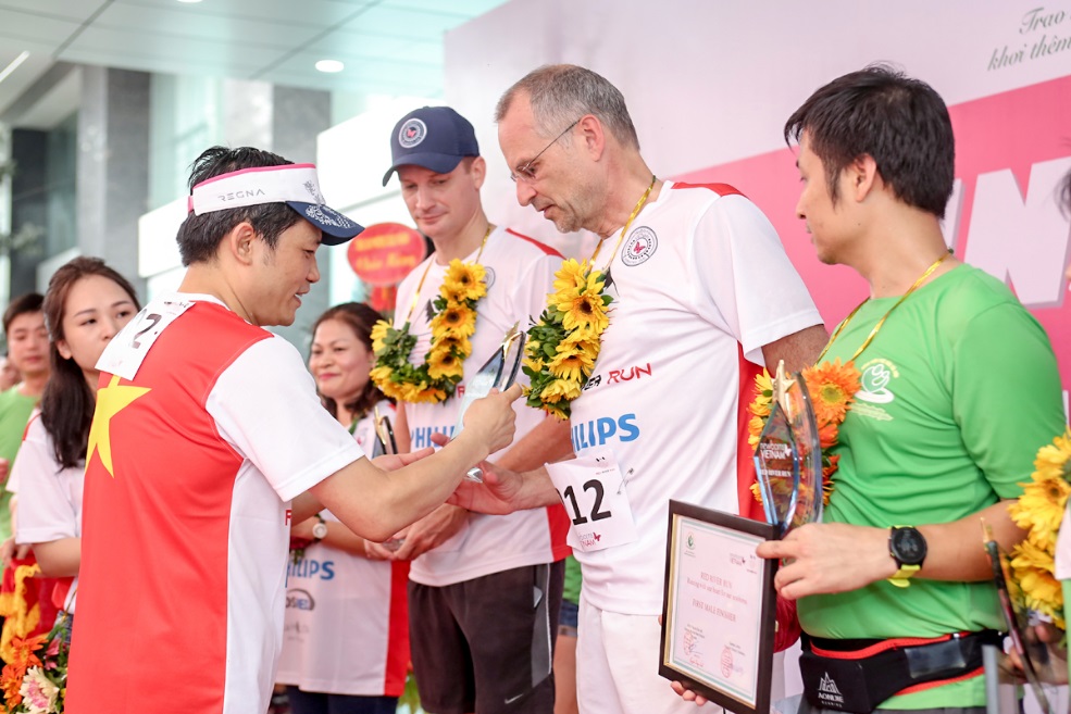 Associate Professor Nguyen Duy Anh, director of the Hanoi Obstetrics and Gynecology Hospital, presents token of appreciation to Royal Philips, the title sponsor of Red River Run.