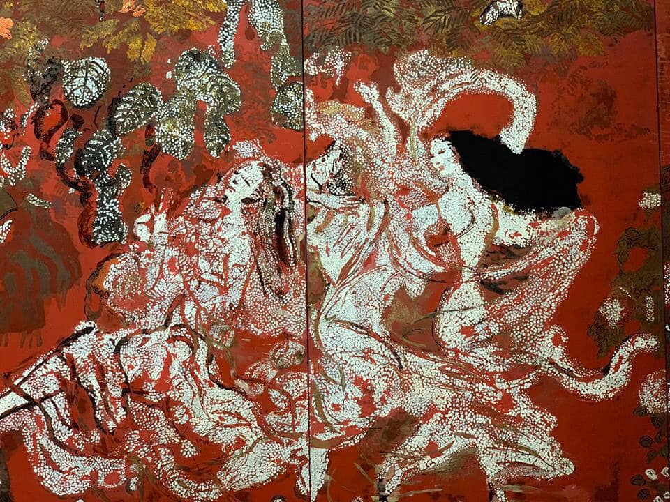 The gold colors on Nguyen Gia Tri's 'Vuon xuan Trung Nam Bac' lacquer painting before (top) and after cleaning are observably different in these photo uploaded on Facebook by Pham Thanh Toan.
