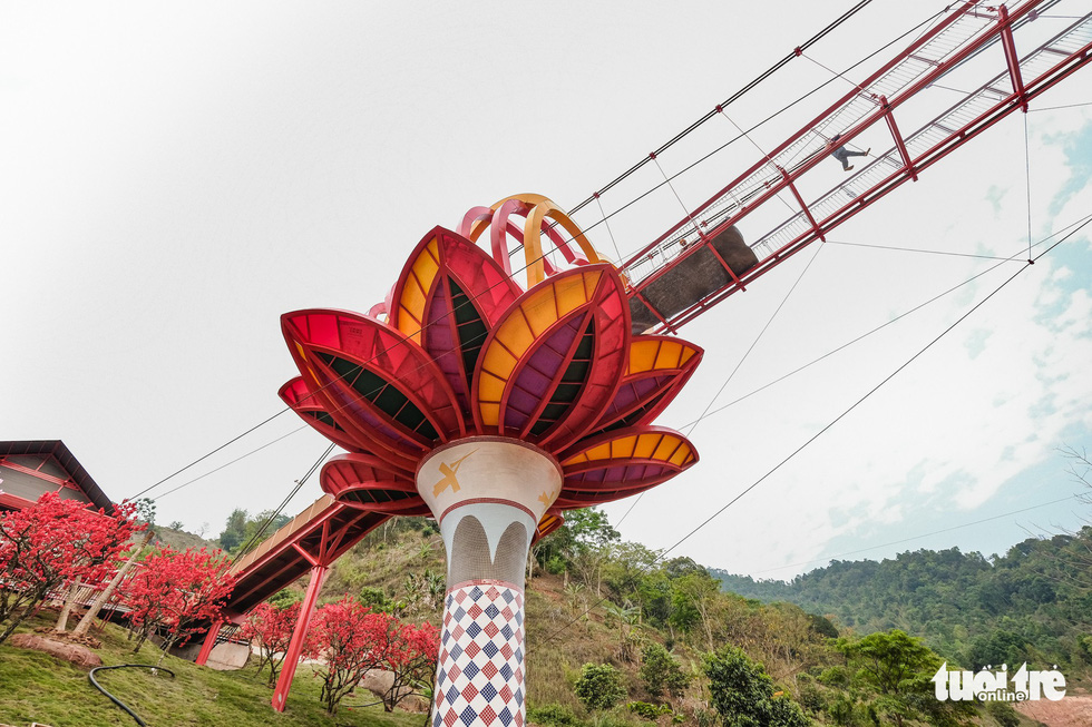 A pillar with ten lotus petals at their bottom of  the Moc Chau 5D-effect glass bridge. Photo: Nam Tran / Tuoi Tre