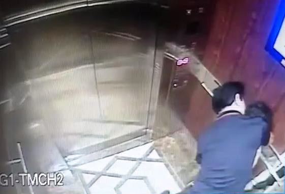 A screenshot from CCTV footage shows Nguyen Huu Linh forcefully kissing a young girl in an elevator of the Galaxy 9 apartment complex in District 4, Ho Chi Minh City on April 1, 2019.
