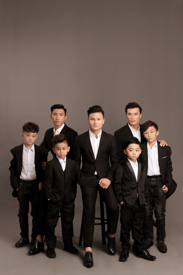 (L-R) Vietnamese star footballers Doan Van Hau, Nguyen Quang Hai, and Bui Tien Dung, and four child artists, are featured in “The Vietnam Pride” project. Photo: Jundat