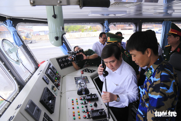 Nguyen Thanh Phong, chairman of the Ho Chi Minh City People’s Committee, examines the equipment of the CN09 ship. Photo: Nguyen Duc Thang / Tuoi Tre