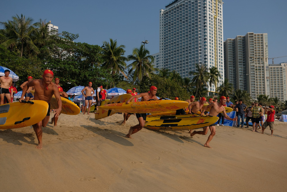 Lifeguards compete in a lifeguard competition in Nha Trang City, Vietnam on May 5, 2019. Photo: Dinh Cuong / Tuoi Tre