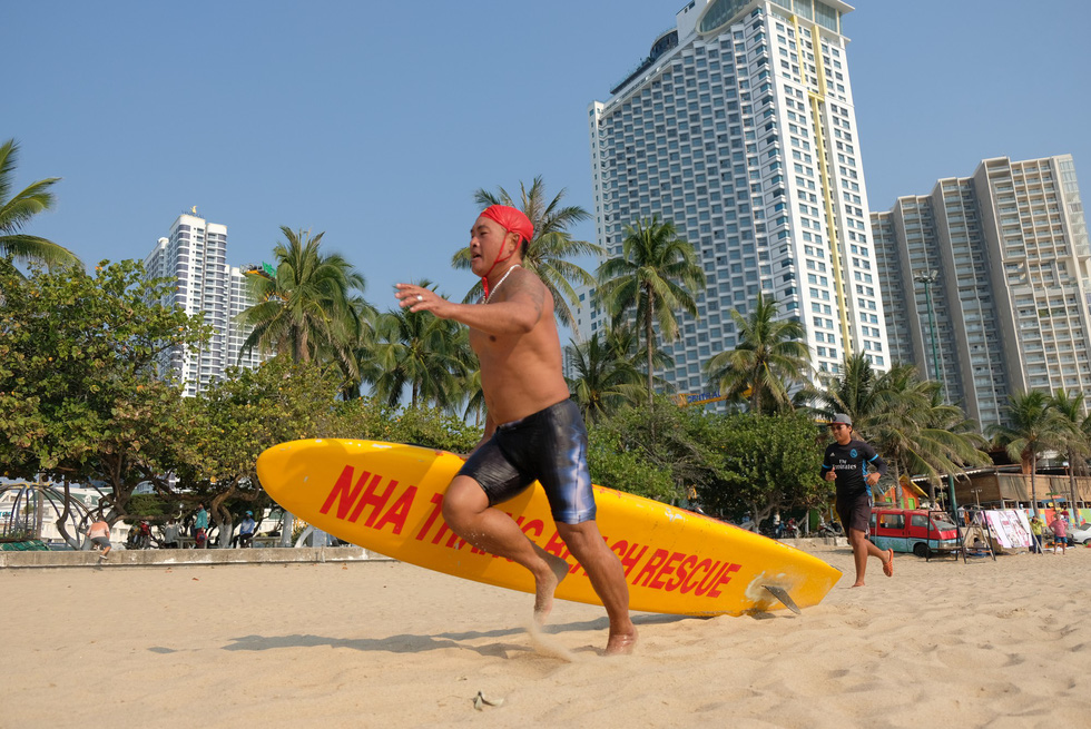 A lifeguard competes in a lifeguard competition in Nha Trang City, Vietnam on May 5, 2019. Photo: Dinh Cuong / Tuoi Tre