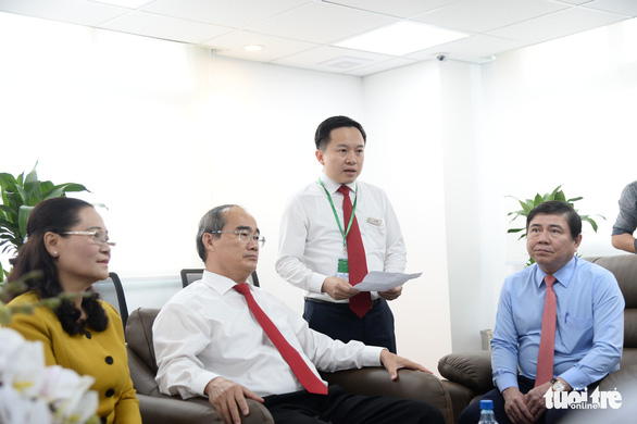 Tu Luong, director of the Ho Chi Minh City Press Center, stands next to municipal chairman Nguyen Thanh Phong (R) and Party chief Nguyen Thien Nhan (second L) at the launch of the press center on May 5, 2019. Photo: Tu Trung / Tuoi Tre