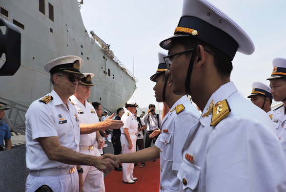 The Australian crew members are welcomed at Cam Ranh Port. Photo: Phan Song Ngan / Tuoi Tre