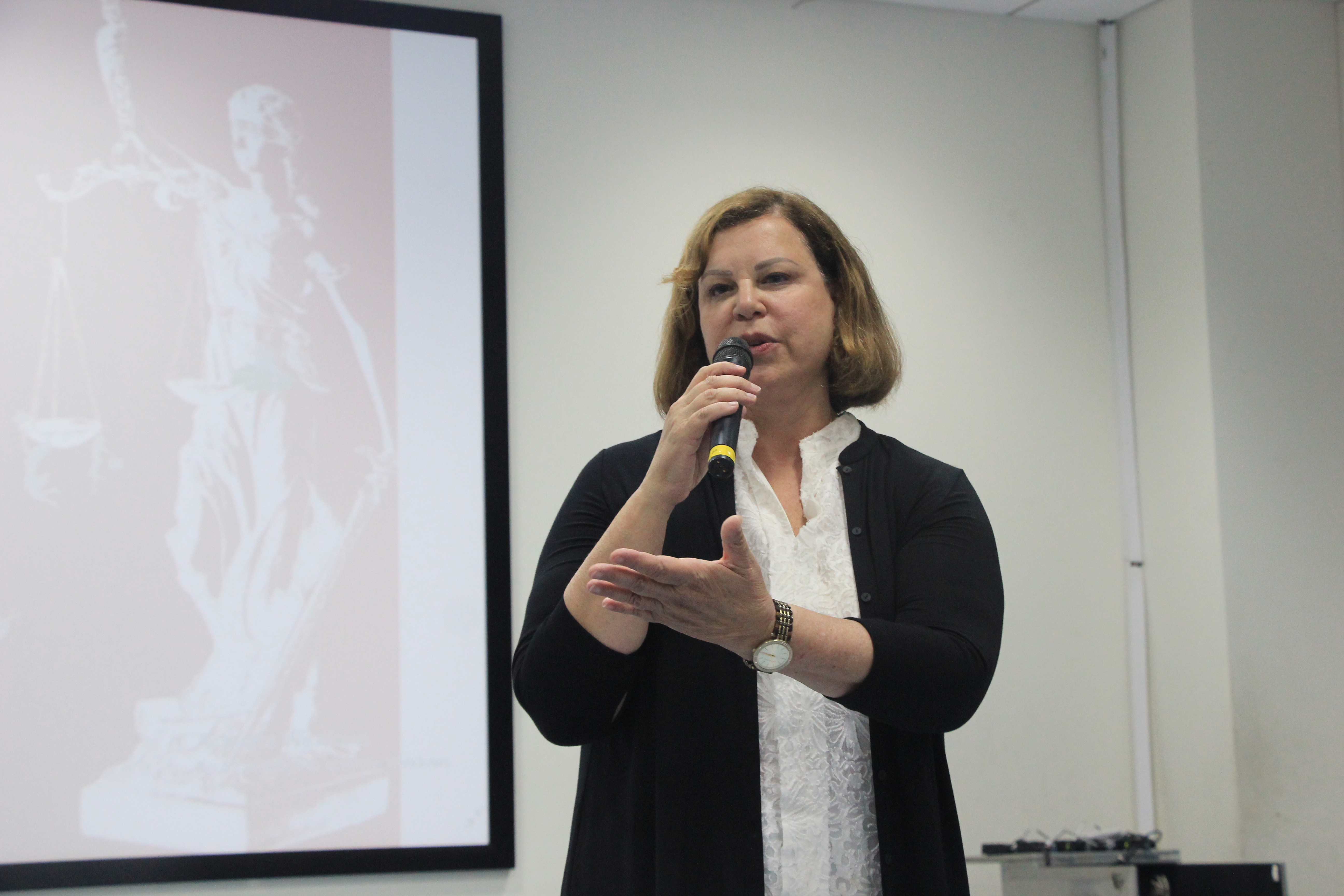 Attorney and filmmaker Sharon Rowen talks with students at the screening of her film Balancing the Scales at Hoa Sen University on May 13, 2019 in Ho Chi Minh City. Photo: Dong Nguyen/ Tuoi Tre News