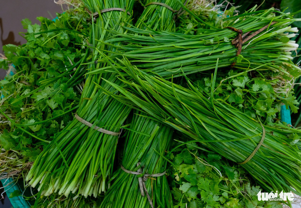Tra Que’s vegetables are tied up by bamboo strings. Photo: Mai Vinh / Tuoi Tre