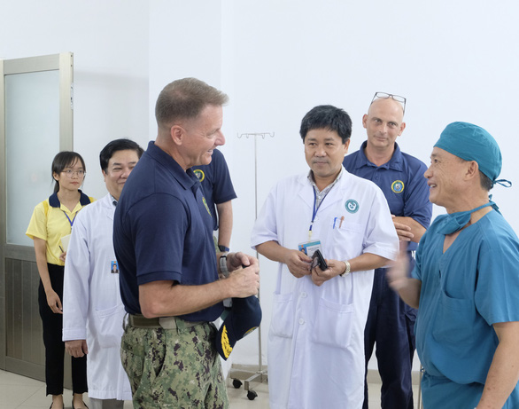 Rear Admiral Murray Joe Tynch meets doctors at the General Hospital of Phu Yen, south-central Vietnam, in the scheme of the annual disaster response preparedness exercise Pacific Partnership 2019, on May 16. Photo: Tran Phuong / Tuoi Tre