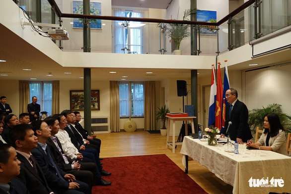 Ho Chi Minh City Party chief Nguyen Thien Nhan visits the Embassy of Vietnam in The Hague, the Netherlands on May 19, 2019. Photo: Vien Su / Tuoi Tre
