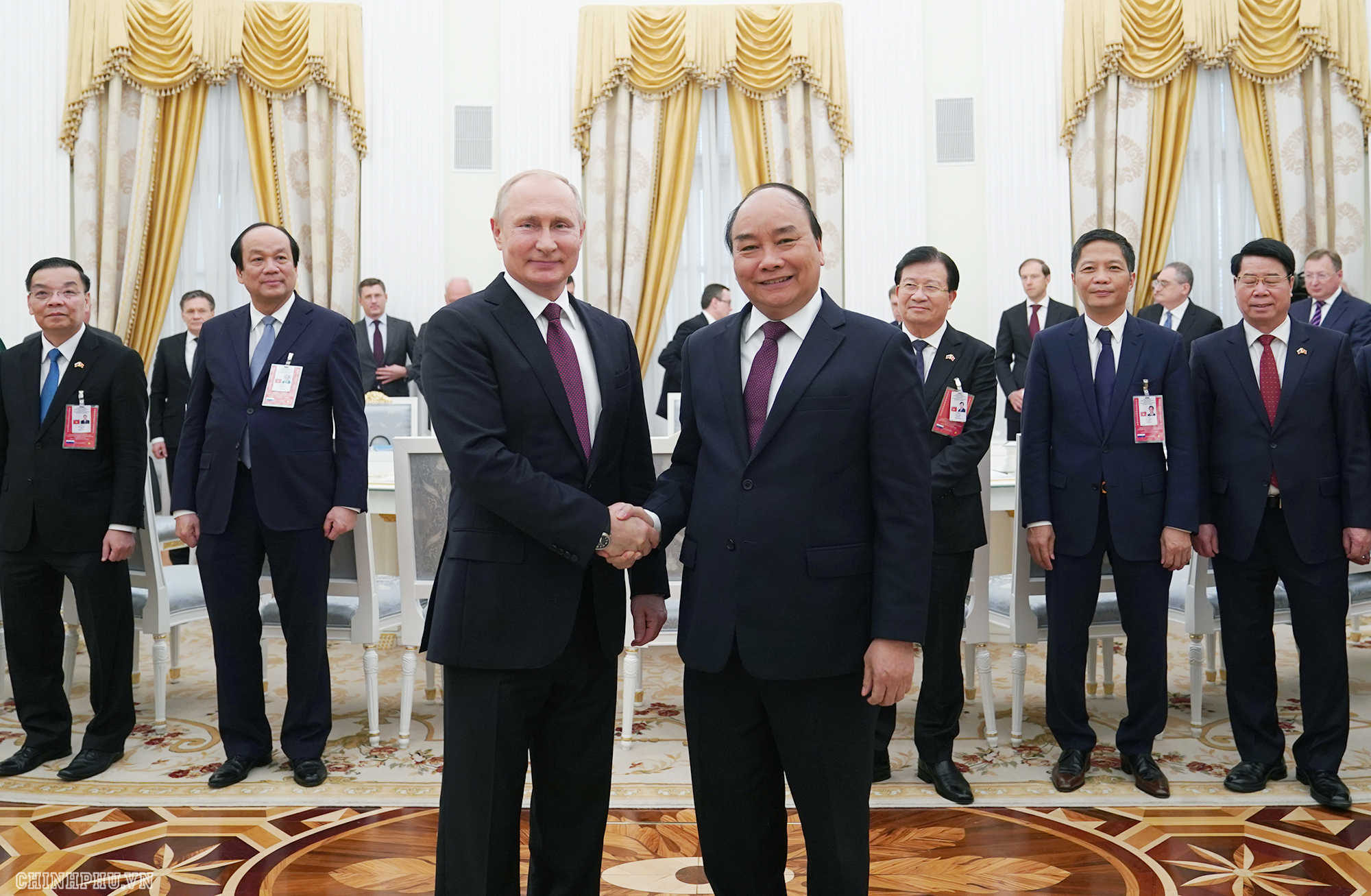 Prime Minister Nguyen Xuan Phuc shakes hands with President Vladimir Putin in Moscow on May 22, 2019. Photo: Vietnam Government Portal