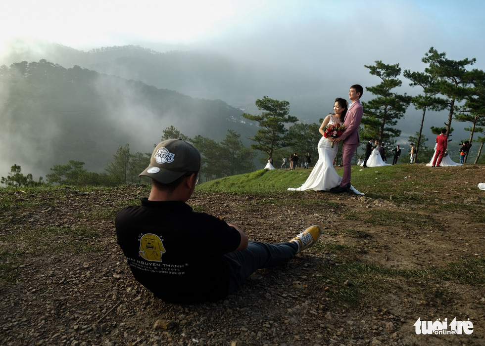 Couples pose for wedding photo shoot at ‘Lovebird Hill’ in Lam Dong Province, Vietnam. Photo: Tuoi Tre