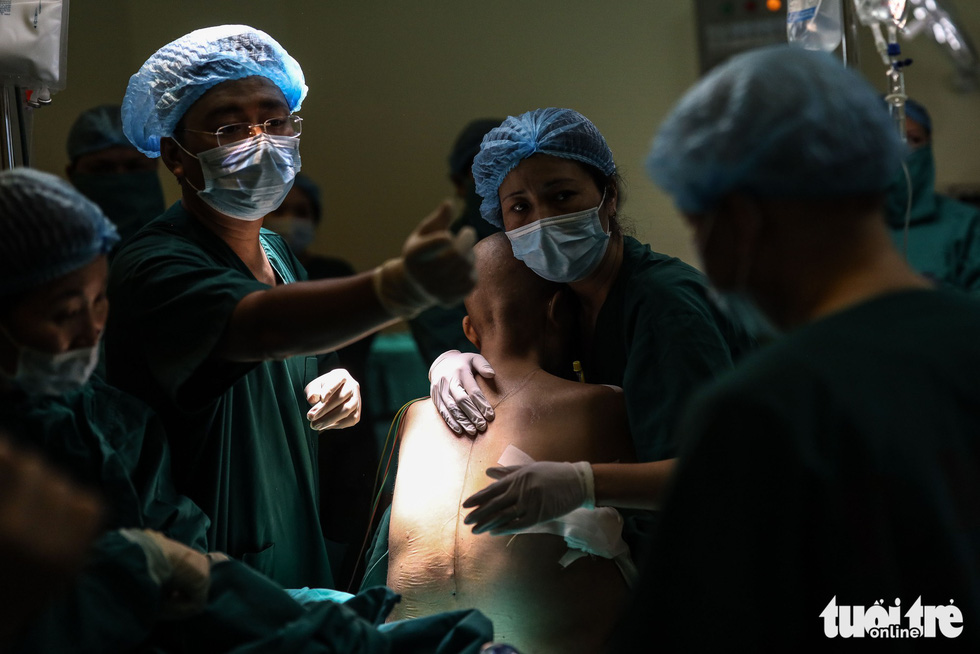 Surgeons at National Cancer Hospital in Hanoi have to take the baby out when L. was sitting. Photo: Nguyen Khanh / Tuoi Tre